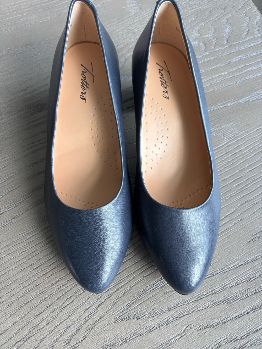 Trotters Women's Kari Pump dark blue size 6.5